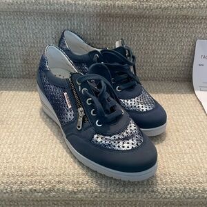 NWOT Mobils Ergonomic Sneaker - Denim Style
